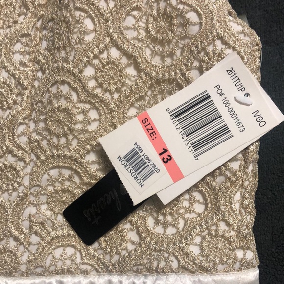 (146)- 💛TWO PIECE 🌸Formal Gold/White Top White Sheer Skirt🤩 - Picture 5 of 7